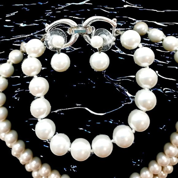 4 PIECE CULTURED PEARL SET: 2 NECKLACES, A BRACELET & PAIR OF EARRINGS - Picture 3 of 8